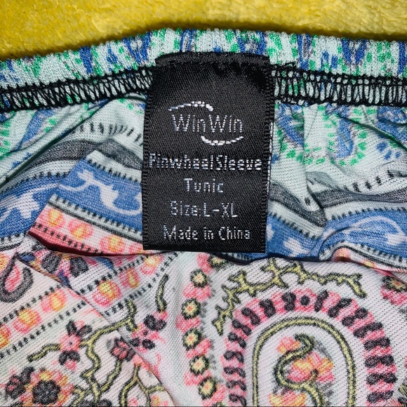 Win Win Pinwheel sleeve Tunic - Picture 3 of 3